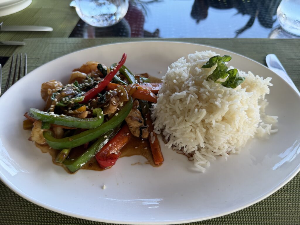 Namale Resort & Spa 5日目(7/27)ランチ 野菜炒めとごはん