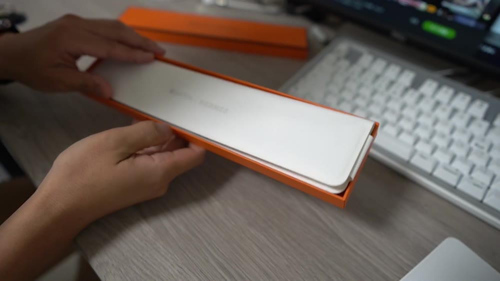 Series 7 のスウェード調から、和紙に近い風合いの包みに変わっています