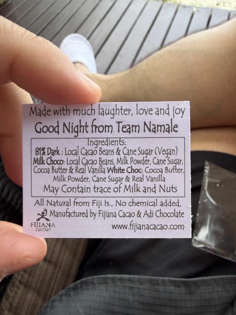 Namale Resort & Spa ルームサービスのチョコレートに添えられたカード